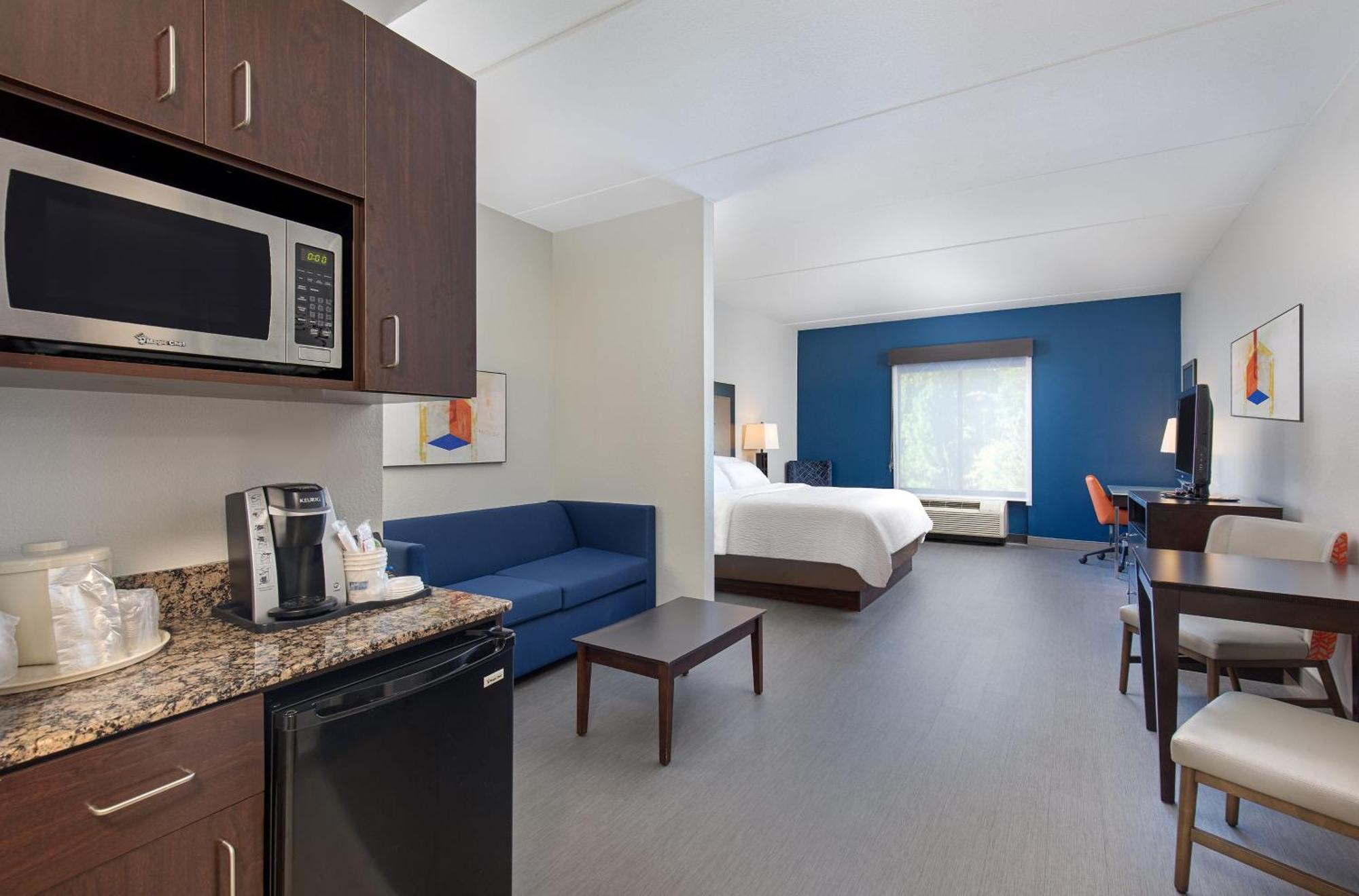 Holiday Inn Express & Suites - Cleveland Northwest By Ihg Exterior photo
