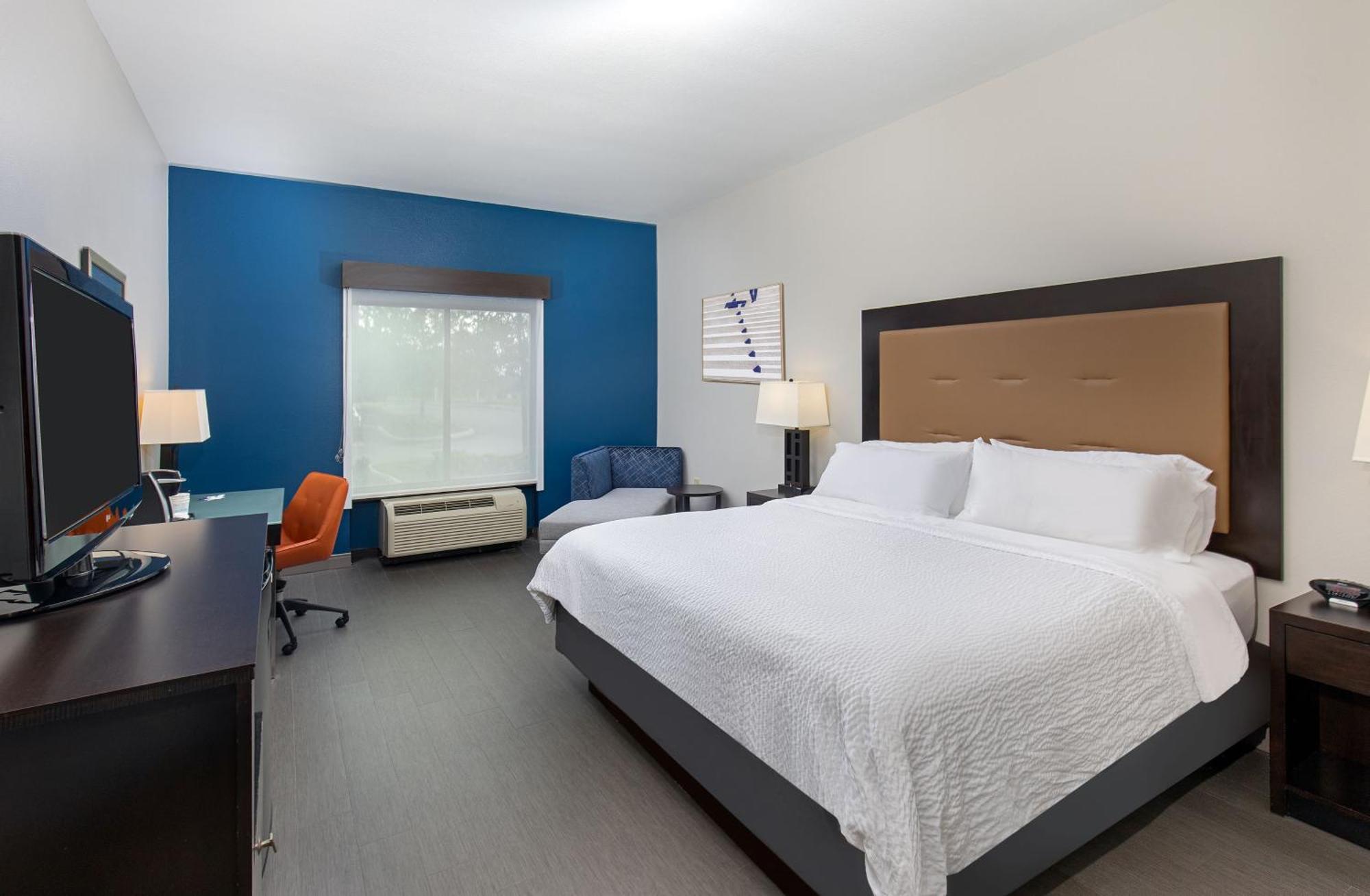 Holiday Inn Express & Suites - Cleveland Northwest By Ihg Exterior photo