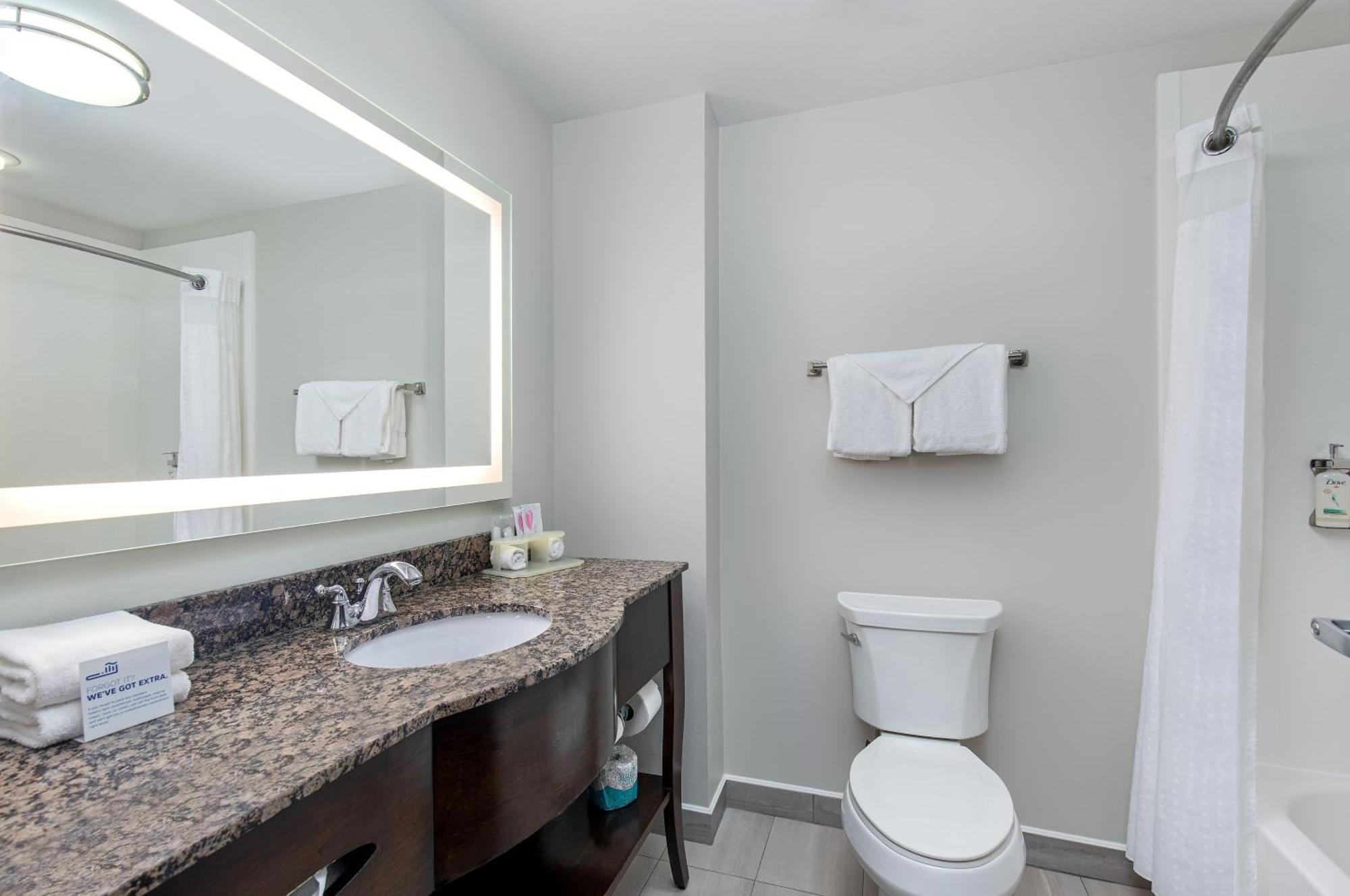 Holiday Inn Express & Suites - Cleveland Northwest By Ihg Exterior photo