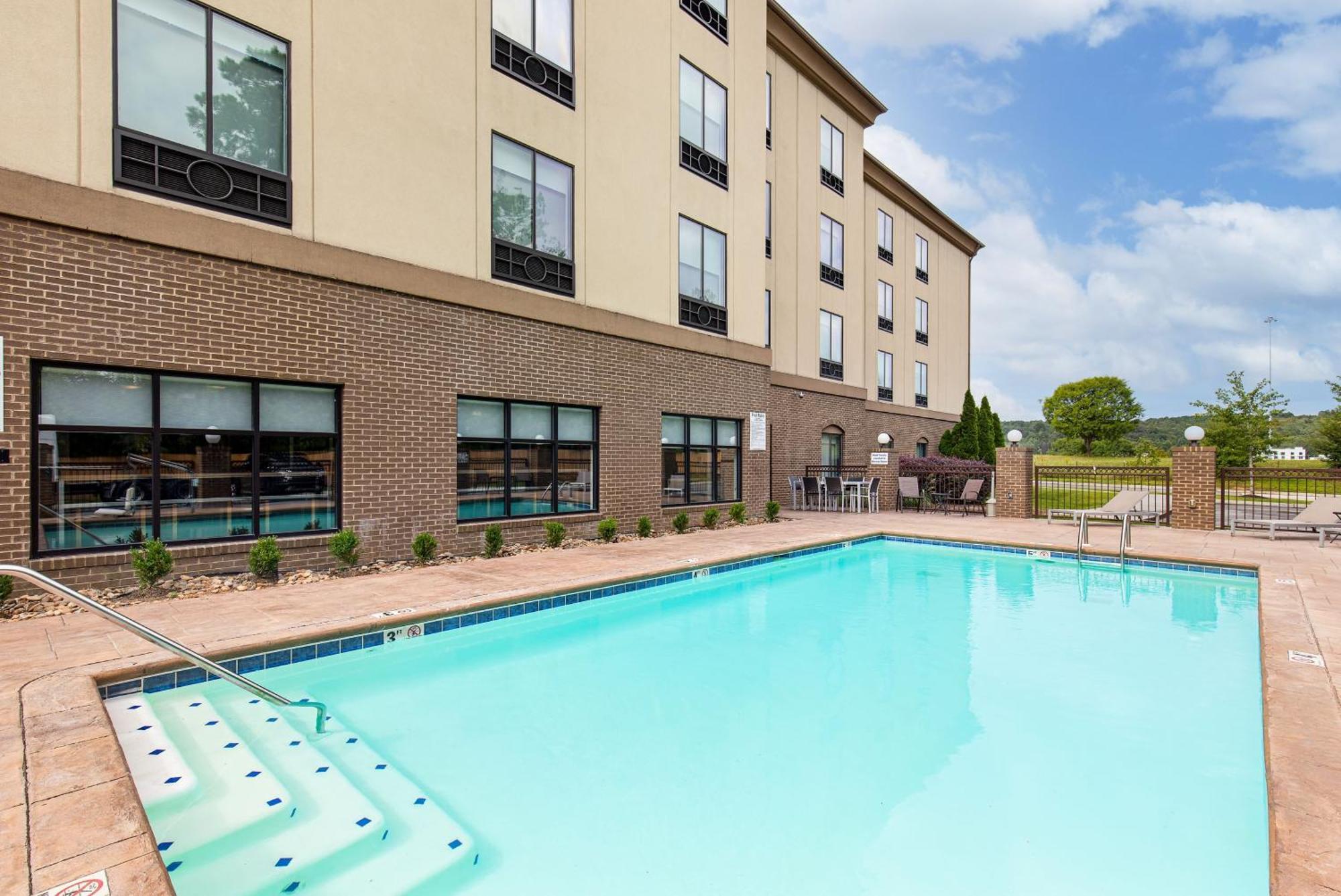 Holiday Inn Express & Suites - Cleveland Northwest By Ihg Exterior photo
