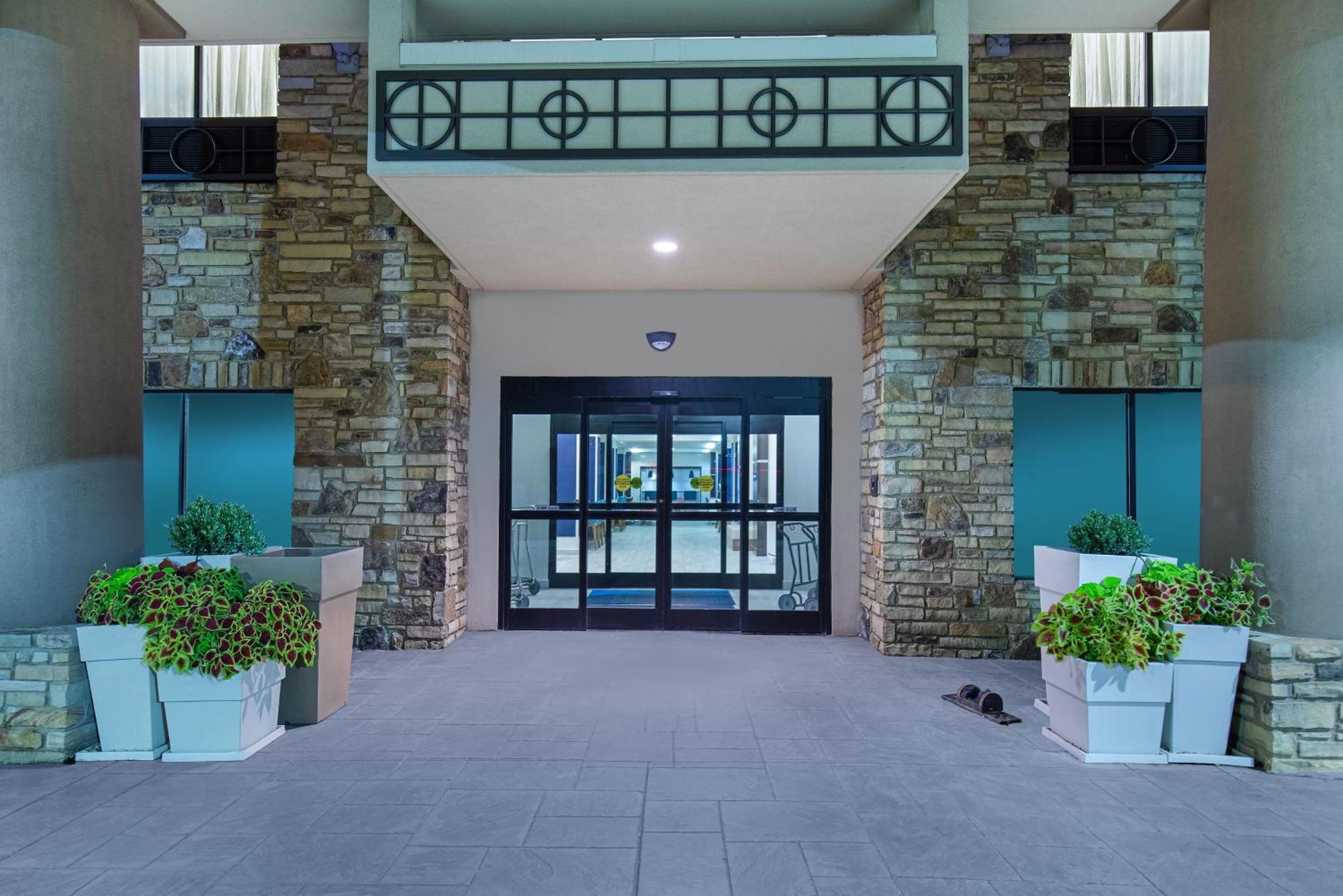 Holiday Inn Express & Suites - Cleveland Northwest By Ihg Exterior photo