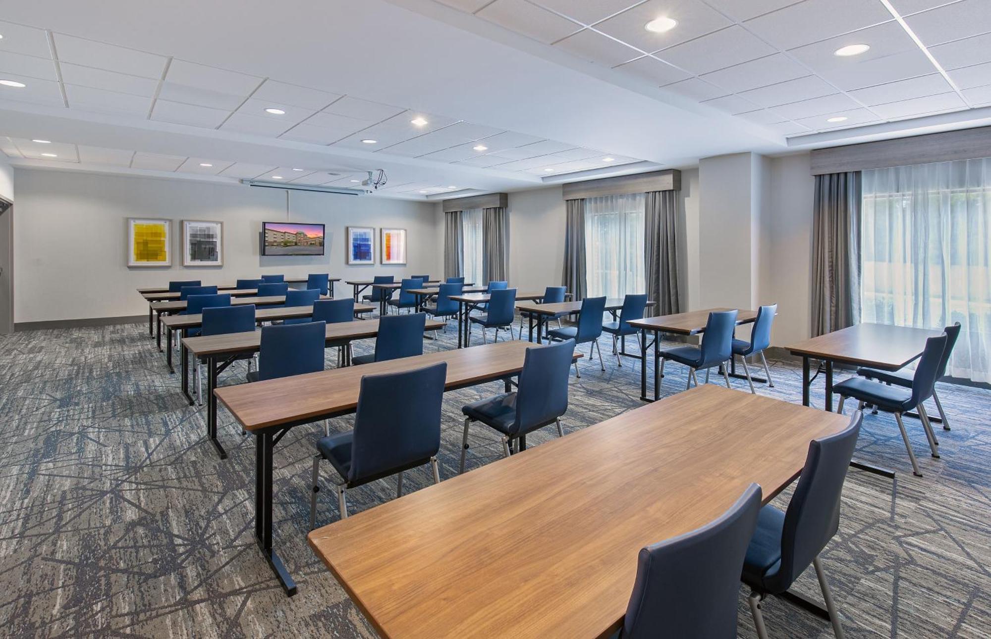 Holiday Inn Express & Suites - Cleveland Northwest By Ihg Exterior photo