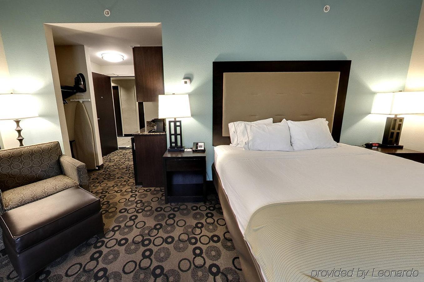 Holiday Inn Express & Suites - Cleveland Northwest By Ihg Exterior photo