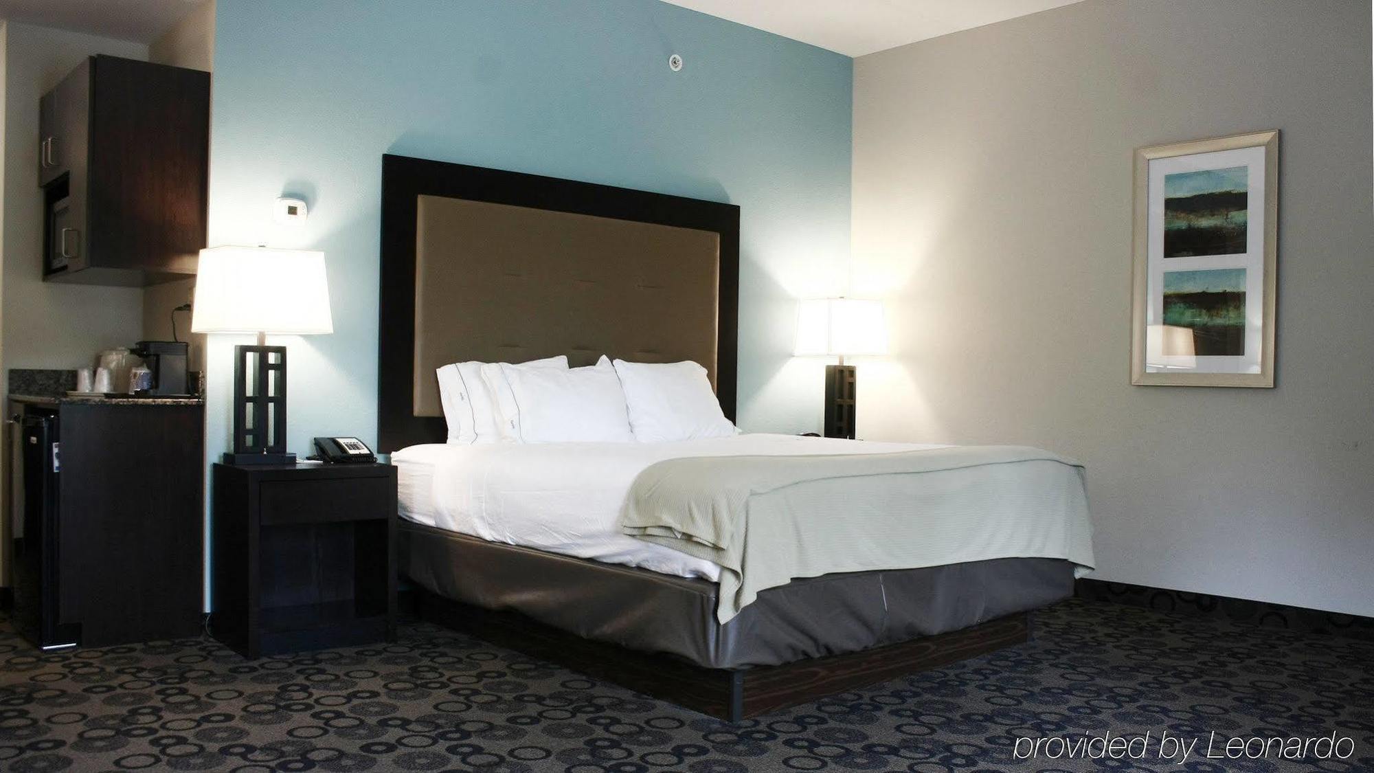 Holiday Inn Express & Suites - Cleveland Northwest By Ihg Exterior photo