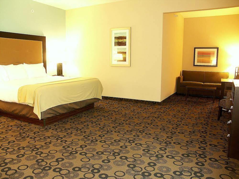 Holiday Inn Express & Suites - Cleveland Northwest By Ihg Exterior photo
