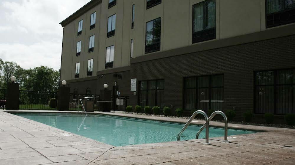 Holiday Inn Express & Suites - Cleveland Northwest By Ihg Exterior photo